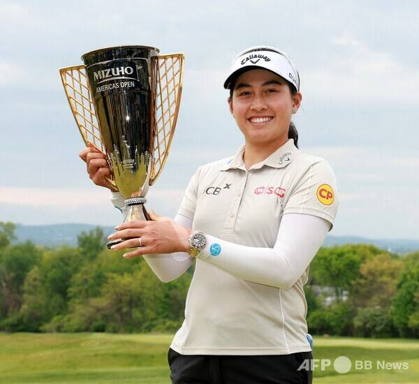 2026년 미국여자프로골프(LPGA) 투어 미즈호 아메리카스 오픈 우승을 차지한 지노 티띠꾼(태국)이 우승 트로피를 들고 기념 촬영하는 모습이다. 사진제공=ⓒAFPBBNews = News1 (사진을 무단으로 사용하지 마십시오.)