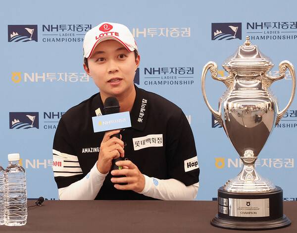 박현경 프로와 접전 끝에 2026년 한국여자프로골프(KLPGA) 투어 NH투자증권 레이디스 챔피언십 우승을 차지한 김효주 프로가 우승 기자회견하는 모습이다. 사진제공=KLPGA. (사진을 무단으로 사용하지 마십시오.)