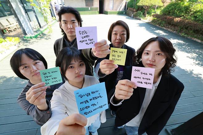 ‘강남역 여성살해 사건’의 의미를 톺아보기 위해 지난 5일 서울 마포구 한겨레신문사에서 한겨레와 젠더폭력해결페미니스트연대가 연 집담회 참석자들이 지난 10년을 돌아보는 각자의 다짐과 질문을 포스트잇에 적어 들어 보이고 있다. 앞줄 왼쪽부터 함송화·조혜원·최윤이씨, 뒷줄 왼쪽부터 이한·박지아씨. 정용일 선임기자 yongil@hani.co.kr