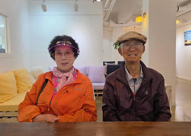 4일 청주우암시니어클럽에서 본보와 인터뷰를 하고 있는 임영복(오른쪽)씨와 한삼분씨.