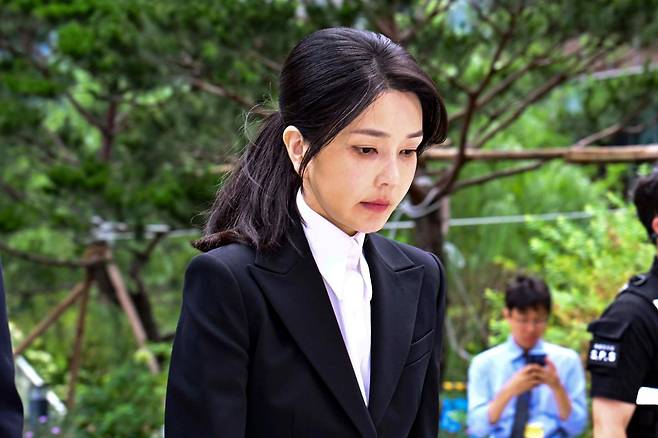김건희 여사가 지난해 8월 6일 서울 종로구 광화문 민중기 특별검사팀 사무실에 조사받기 위해 출석하고 있다. 강예진 기자