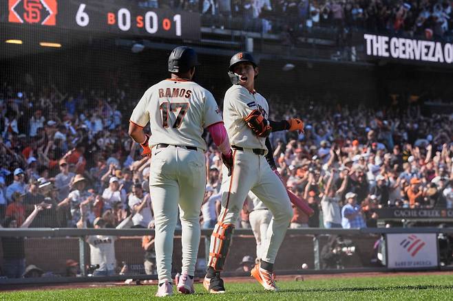 <yonhap photo-2660=""> San Francisco Giants' Heliot Ramos (17) celebrates with Jung Hoo Lee after scoring the game-winning run against the Pittsburgh Pirates on Jesus Rodriguez's single during the 12th inning of a baseball game Sunday, May 10, 2026, in San Francisco. (AP Photo/Godofredo A. V?squez)/2026-05-11 09:52:44/ <저작권자 ⓒ 1980~2026 ㈜연합뉴스. 무단 전재 재배포 금지, AI 학습 및 활용 금지></yonhap>