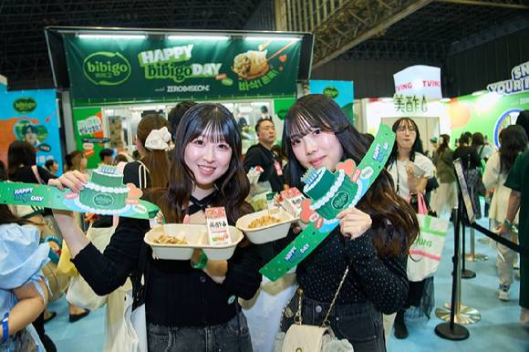 KCON JAPAN 2026를 찾은 일본 소비자들이 비비고 부스에서 비비고 만두와 미초 세트를 즐기고 있다. [사진=CJ제일제당]