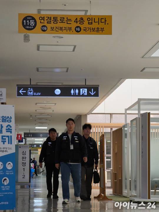 최승호 삼성그룹 초기업노동조합 삼성전자 지부장이 이날 세종 중앙노동위원회 제1조정회의실에서 열릴 노사 노동쟁의 집중교섭에 참석하기 위해 입장하고 있다. [사진=황세웅 기자]