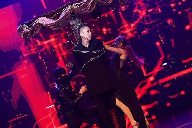 이은결의 일루션 공연 ‘메타’는 디지털 디바이스 혹은 AI 기술, 증강현실, 일종의 착시 현상을 다루고 있다.