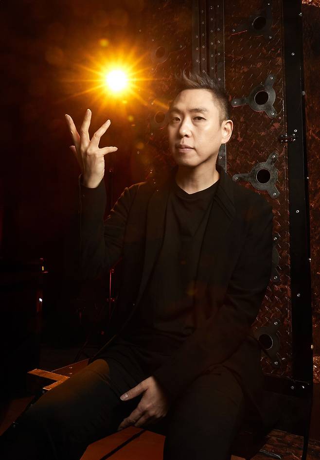 마술의 대중화에 앞장서는 일루셔니스트 이은결은 마술이라는 언어로 현실을 이야기한다.