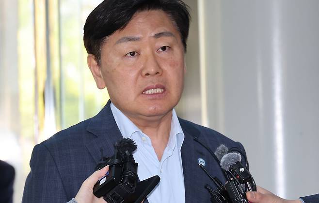 공직선거법 위반 혐의를 받는 김관영 전북도지사가 지난달 4일 피고발인 신분으로 경찰에 출석하고 있다. 연합뉴스