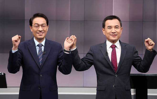 11일 강원 춘천시 G1방송에서 열린 '강원특별자치도지사 후보 초청 TV 토론회'에 참석한 우상호 예비후보(왼쪽)와 김진태 예비후보가 포즈를 취하고 있다. 연합뉴스