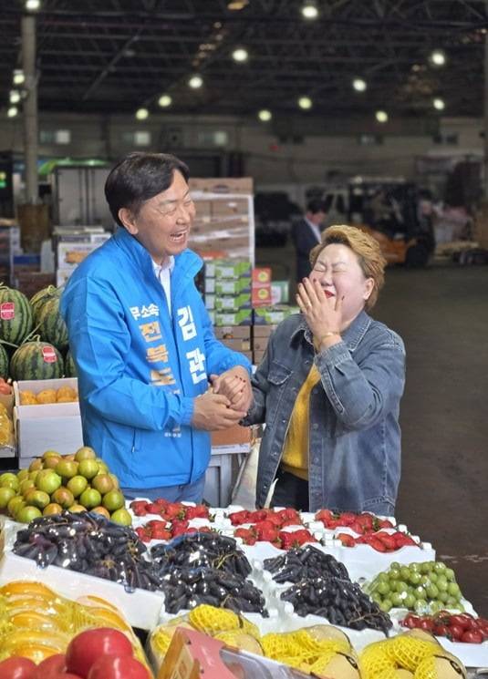 김관영 무소속 전북지사 후보가 11일 전주 송천동 농수산물시장에서 도매상인 이복임 씨를 후원회장으로 영입하며 활짝 웃고 있다.  /김관영 후보 페이스북
