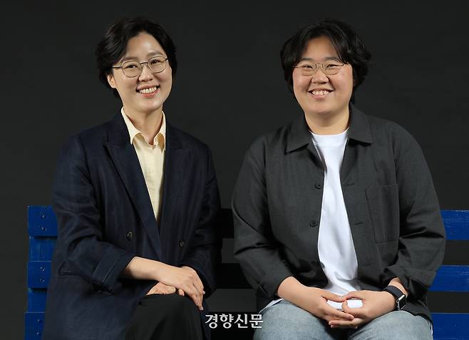 제27회 전주국제영화제 폐막작 <남태령> 김현지 감독(왼쪽)과 출연자 김후주씨가 지난달 28일 서울 경향신문사 스튜디오에서 인터뷰를 하고 있다. 서성일 선임기자