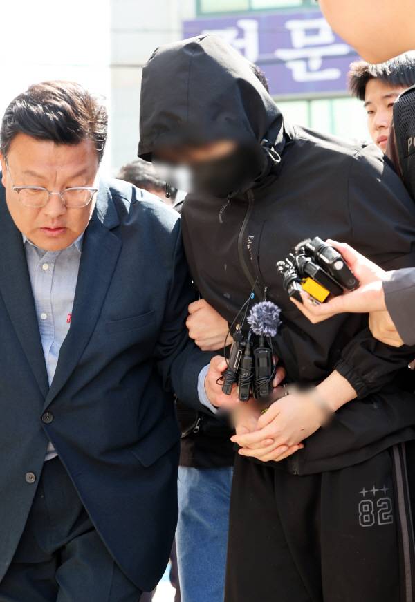 지난 7일 오전 광주 동구 광주지방법원에서 ‘묻지마 살인’ 피의자 장모 씨가 구속 전 피의자 심문(영장실질심사)을 받기 위해 법정으로 이동하고 있다. 연합뉴스