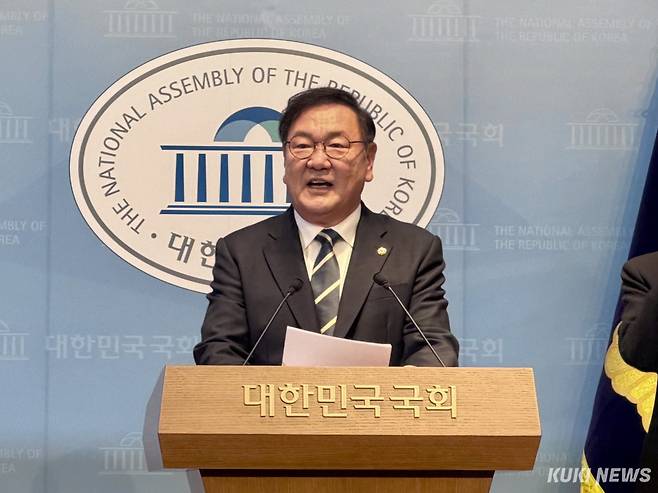 김태년 더불어민주당 의원이 지난 4일 서울 여의도 국회에서 기자회견을 열고 국회의장 출마 선언을 하고 있다. 유병민 기자