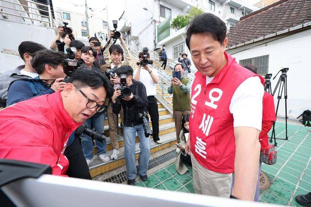 오세훈 국민의힘 서울시장 후보는 구로구 고척동 고지대 이동 편의시설 설치 대상지를 찾아 교통약자를 위한 대책 브리핑을 들었다. 연합뉴스