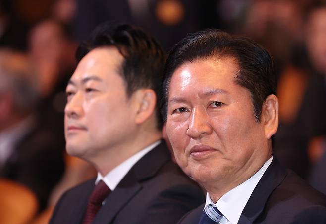 정청래 더불어민주당 대표(오른쪽)와 장동혁 국민의힘 대표. [연합뉴스]