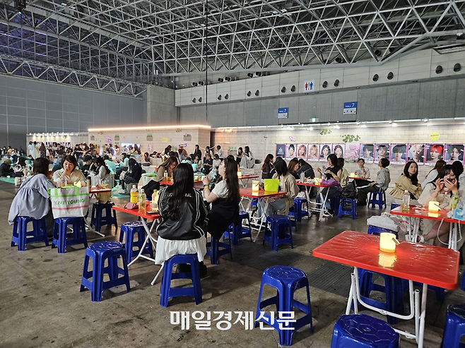 서울 청계천을 연상시키는 공간에서 한류 음식을 즐기는 관람객들 [도쿄 이승훈 특파원]