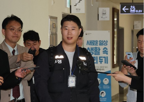 최승호 초기업노동조합 삼성전자지부 위원장이 11일 정부세종청사 중앙노동위원회 제1조정회의실에서 열리는 사후조정회의에 참석하며 취재진에게 입장을 밝히고 있다. (연합뉴스)