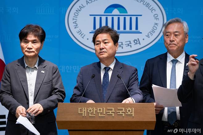 (서울=뉴스1) 유승관 기자 = 국회 외교통일위원회 더불어민주당 위원들이 11일 서울 여의도 국회 소통관에서 HMM 나무호 피격 관련 국민의힘 위원들을 규탄하는 기자회견을 하고 있다.  왼쪽부터 더불어민주당 이용선, 김영배, 이재강 의원. 2026.5.11/뉴스1  Copyright (C) 뉴스1. All rights reserved. 무단 전재 및 재배포,  AI학습 이용 금지. /사진=(서울=뉴스1) 유승관 기자