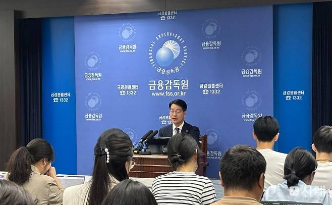 금융감독원이 삼성전자·SK하이닉스 등 단일종목 레버리지 ETF 출시를 앞두고 투자자 쏠림과 변동성 확대 가능성을 예의 주시하겠다고 밝혔다. 사진은 11일 오전 10시 서울 여의도 금융감독원에서 열린 자본시장·회계 부문 현안 브리핑. /사진=염윤경 기자