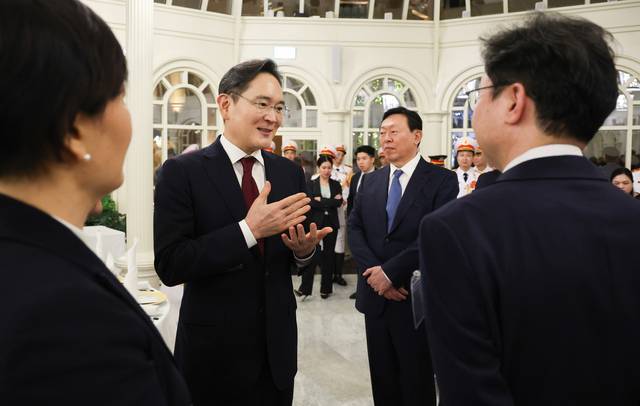 이재용 삼성전자 회장과 이억원 금융위원장이 지난 4월 22일(현지시간) 하노이 영빈관에서 열린 이재명 대통령 국빈 방문 환영 만찬에서 대화하고 있다. 연합뉴스