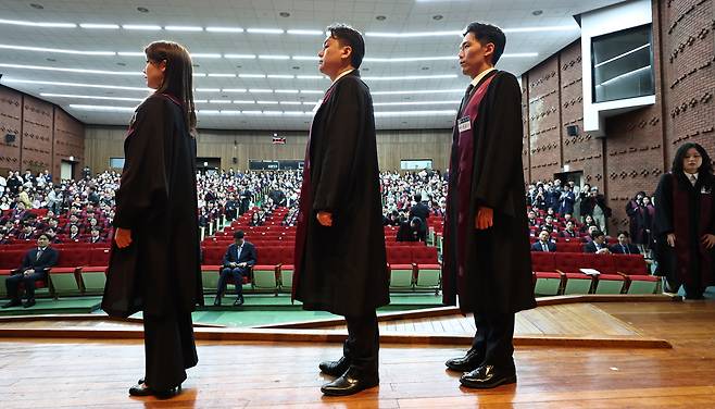 7일 정부과천청사 법무부에서 열린 신임 검사 임관식에서 신임 검사들이 정성호 법무장관으로부터 임명장을 받기 위해 차례를 기다리고 있다. [연합]