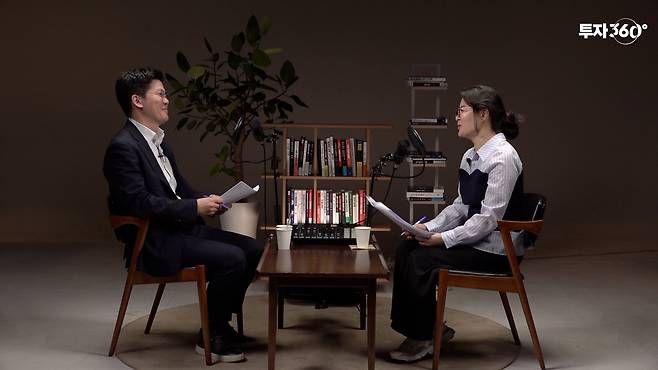 이동후(왼쪽) 삼성자산운용 ETF솔루션팀장과 김지현 디지털자산플랫폼 추진 단장이 출연해 레버리지 상장지수펀드(ETF)와 주목할 테마에 관해 이야기를 나누고 있다.  [투자360 영상]