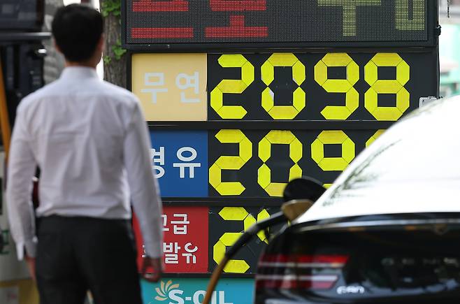 5차 석유 최고가격제 발표를 앞둔 7일 서울 한 주유소에 휘발유·경유 가격 안내문이 놓여 있다. [연합]