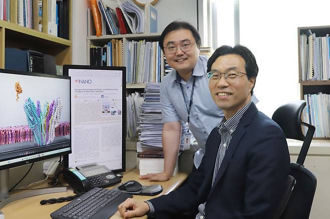 초정밀 나노포어 센서 연구를 주도한 정기백(왼쪽), 지승욱 박사.[한국생명공학연구원 제공]