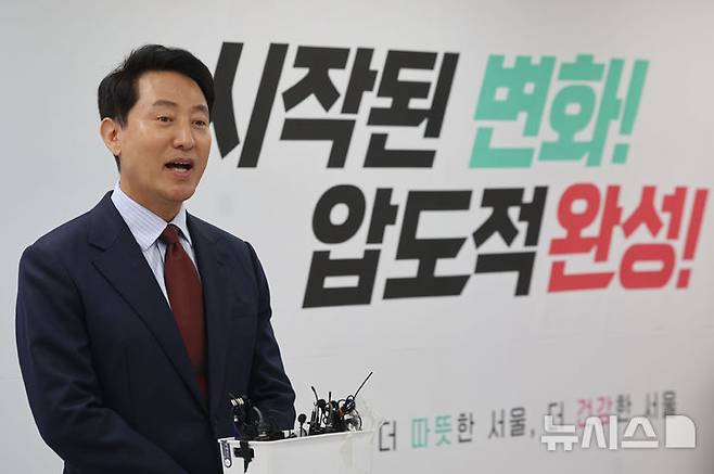 [서울=뉴시스] 권창회 기자 = 오세훈 국민의힘 서울시장 후보가 10일 서울 종로구 오세훈 캠프 사무실에서 교통공약 발표를 마치고 취재진 질의에 답하고 있다. 2026.05.10. kch0523@newsis.com