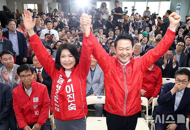 [대구=뉴시스] 이무열 기자 = 장동혁 국민의힘 대표와 이진숙 대구 달성군 국회의원 보궐선거 예비후보가 10일 대구 달성군 선거사무소 개소식에서 기념촬영을 하고 있다. 2026.05.10. lmy@newsis.com