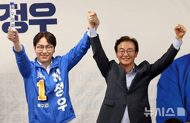 [부산=뉴시스] 하경민 기자 = 하정우 더불어민주당 부산 북구갑 국회의원 보궐선거 후보가 10일 부산 북구의 한 건물에서 자신의 선거사무소 개소식을 열고 전재수 부산시장 후보로부터 '북구의 미래'라고 적힌 배턴을 넘겨받은 뒤 손을 들어 인사하고 있다. 2026.05.10. yulnetphoto@newsis.com