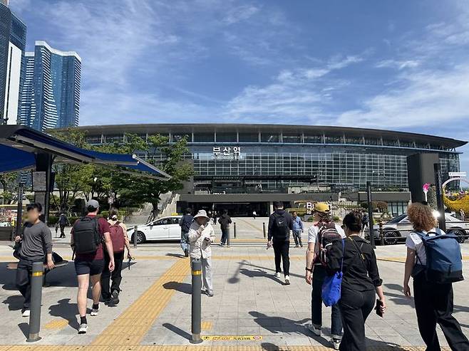 [부산=뉴시스] 백팩 등을 메고 부산역으로 향하는 외국인 관광객들의 모습. 동효정 기자 2025.05.11. vivid@newsis.com  *재판매 및 DB 금지