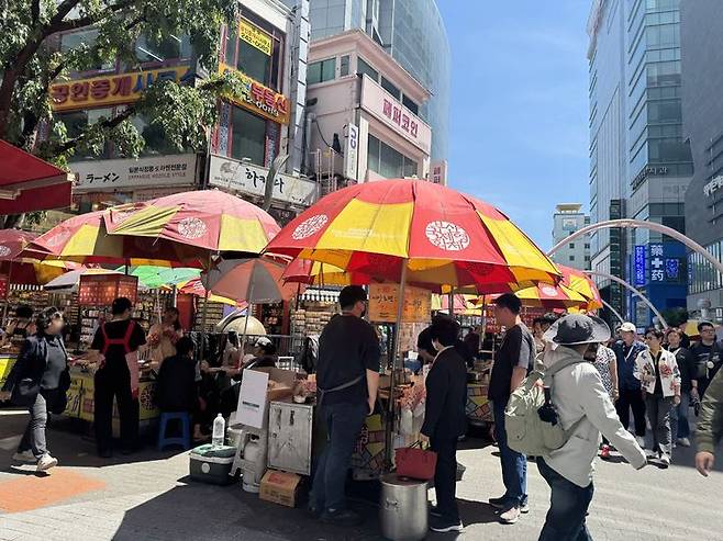 [부산=뉴시스] BIFF광장 씨앗호떡 등 노점상을 찾은 외국인 관광객들의 모습. (사진=동효정 기자) 2026.05.11.  *재판매 및 DB 금지
