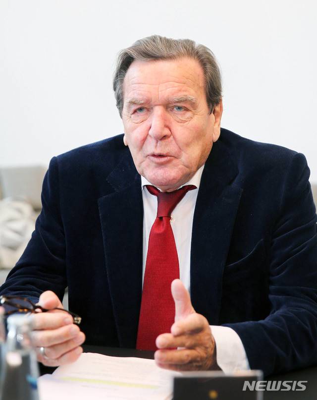 [서울=뉴시스] 게르하르트 슈뢰더(Gerhard Schroeder) 독일 전 총리가 지난 2019년 12월10일 오전(현지시간) 독일 펙토리 베를린에서 열린 성윤모 산업통상자원부 장관과 면담에서 발언하고 있다. (사진=산업통상자원부 제공) 2026.05.11.photo@newsis.com