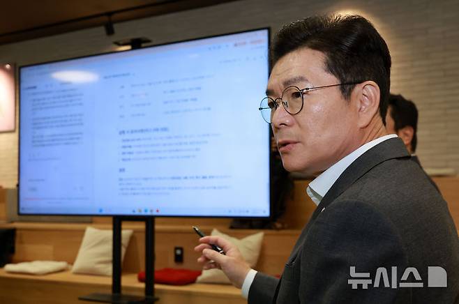 [서울=뉴시스] 국회사진기자단 = 정원오 더불어민주당 서울시장 후보가 11일 서울 마포구 LG사이언스파크를 방문해 AI 모델 '엑사원(EXAONE)'을 체험하고 있다.정 후보는 이날 구로·가산 디지털단지 일대의 피지컬 AI(인공지능) 실증경제 중심지 육성 등 내용이 담긴 'AI G2 서울' 공약을 발표했다. 2026.05.11. photo@newsis.com