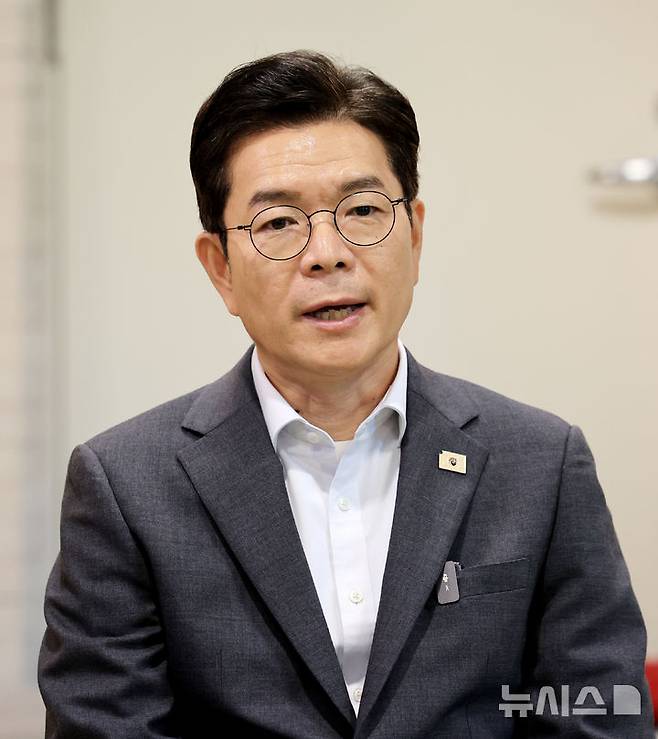 [서울=뉴시스] 국회사진기자단 = 정원오 더불어민주당 서울시장 후보가 11일 서울 마포구 LG사이언스파크를 방문해 간담회를 갖고 있다.정 후보는 이날 구로·가산 디지털단지 일대의 피지컬 AI(인공지능) 실증경제 중심지 육성 등 내용이 담긴 'AI G2 서울' 공약을 발표했다. 2026.05.11. photo@newsis.com