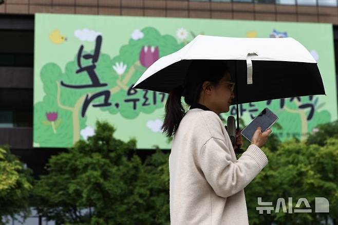 [서울=뉴시스] 김명년 기자 = 비가 내린 11일 오후 서울 종로구 광화문광장에서 시민이 우산을 쓰고 이동하고 있다. 2026.05.11. kmn@newsis.com