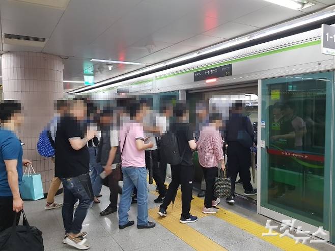 부산도시철도 이용하는 승객들. 박진홍 기자