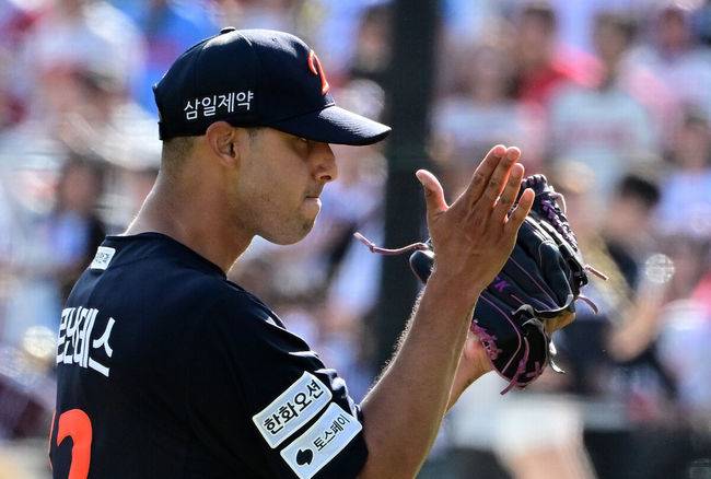 [OSEN=부산, 지형준 기자] 19일 부산 사직야구장에서 2026 신한 SOL KBO리그 롯데 자이언츠와 한화 이글스의 경기가 열렸다.롯데는 박세웅, 한화는 에르난데스가 선발로 나섰다.6회말 1사 1루에서 한화 에르난데스가 롯데 한동희를 병살 처리하며 기뻐하고 있다. 2026.04.19&nbsp;/ jpnews@osen.co.kr