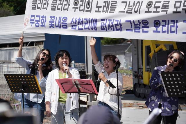 ▲홍천군민 노래패 '길동무'가 노래 공연을 하고 있다. ⓒ프레시안(손가영)