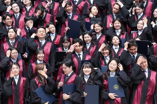 지난 7일 경기 과천&nbsp;법무부 청사에서 올해 신임 검사 임명식을 마친 검사들이 기념 촬영 직전 용모를 정리하고 있다. 세계일보 자료사진