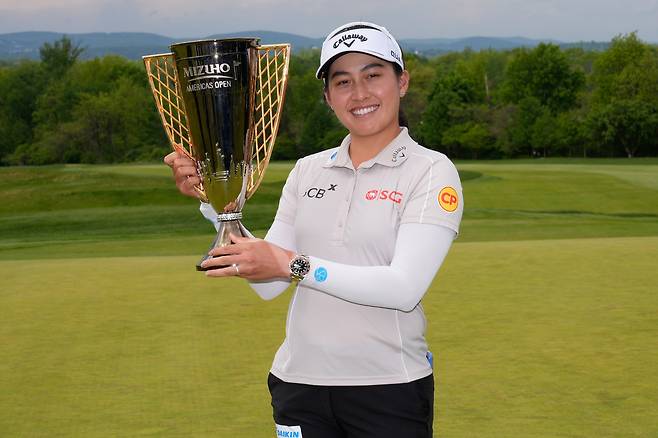 Jeeno Thitikul, of Thailand, poses for a picture with the trophy after winning the Mizuho Americas Open golf tournament, Sunday, May 10, 2026, in West Caldwell, N.J. (AP Photo/Seth Wenig)/2026-05-11 04:32:15/ <저작권자 ⓒ 1980-2026 ㈜연합뉴스. 무단 전재 재배포 금지, AI 학습 및 활용 금지>