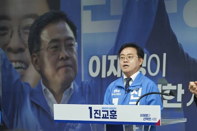 진교훈 더불어민주당 서울 강서구청장 후보 - 진교훈 더불어민주당 서울 강서구청장 후보가 지난 9일 화곡동 선거사무소에서 열린 개소식에서 민선 8기 주요 성과와 3대 미래 비전 등을 발표하고 있다. 캠프 제공
