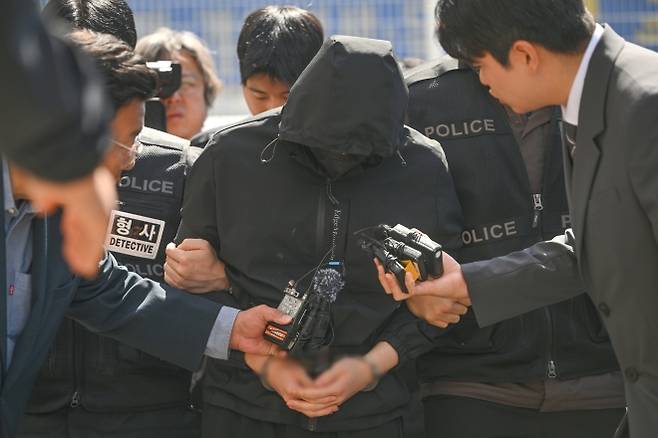 7일 오전 광주 동구 광주지법에서 ‘묻지마 살인’ 피의자 장모(24)씨가 구속 전 피의자 심문(영장실질심사)을 받기 위해 법정으로 이동하고 있다. 2026.5.7 뉴시스
