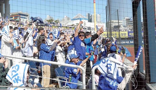 10일 경남 창원NC파크에서 열린 2026 KBO 프로야구 삼성 라이온즈와 NC 다이노스의 경기에서 5회 초 삼성의 류지혁이 만루홈런을 치자 삼성 팬들이 응원가 ‘아파트’를 열창하며 환호하고 있다.  연합뉴스