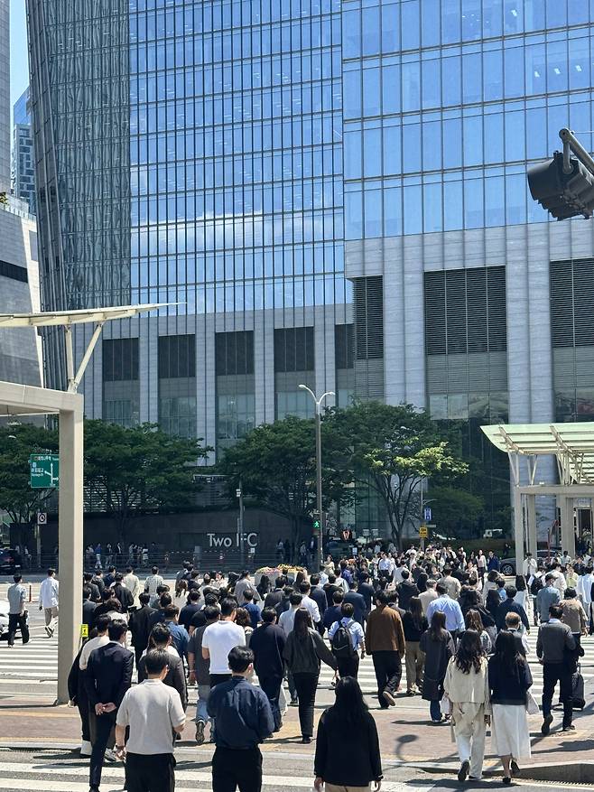 서울 여의도구 여의도동의 IFC 빌딩 앞에서 직장인들이 횡단보도를 건너 사무실로 복귀하고 있다. 정혜진기자