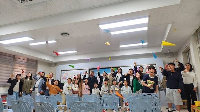 5월9일 제주시 신광초등학교 '꿈낭' 개소식에 참가한 어른과 아이들이 미래의 꿈을 담은 종이비행기를 날리는 퍼포먼스를 하고 있다. ⓒ제주도 제공