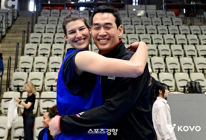 반야 부키리치(왼쪽)가 10일 체코 프라하 클라리온 콩그레스 호텔에서 열린 2026~2027 한국배구연맹(KOVO) 여자부 외국인선수 드래프트를 앞두고 고희진 정관장 감독과 재회하며 활짝 웃고 있다. KOVO 제공