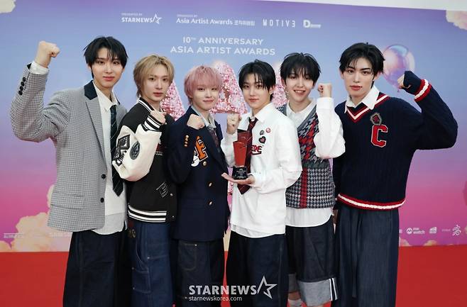 그룹 킥플립이 2025년 12월 6일 가오슝 내셔널 스타디움에서 진행된 스타뉴스 주최 '10주년 아시아 아티스트 어워즈 2025(10th Anniversary Asia Artist Awards 2025, '10주년 AAA 2025')에서 가수부문 베스트 뉴아티스트 상을 수상한 뒤 포즈를 취하고 있다. /2025.12.06 /사진=이동훈 photoguy@