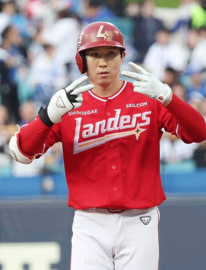 2026 신한 SOL KBO리그 삼성 라이온즈 대 SSG 랜더스 경기가 22일 대구 삼성라이온즈파크에서 열렸다.  SSG 박성한이 1회초 무사에서 삼성 선발 후라도를 상대로 우중간 안타를 날리며 20경기 연속 안타 신기록을 달성하고 있다.     박성한은 21일 경기에서도 1번 타자 유격수로 선발 출전해 1회 첫 타석부터 상대 선발투수 최원태를 상대로 우익수 앞에 떨어지는 안타를 때렸다.    3월 28일 KIA와의 시즌 개막전부터 이날까지 19경기 연속 안타 행진이다. 종전 기록은 프로야구 원년인 1982년 롯데 김용희(현 롯데 2군 감독)가 작성한 18경기 연속 안타다. /사진=김진경 kim.jinkyung@