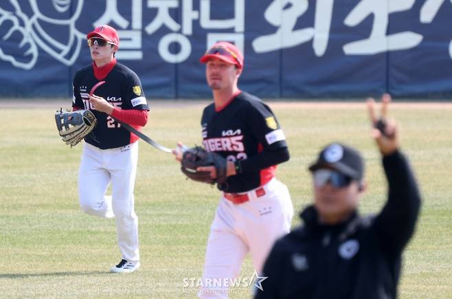 2026 신한 SOL Bank KBO리그 시범경기 두산 베어스 대 KIA 타이거즈 경기가 22일 서울 잠실야구장에서 열렸다.  KIA 중견수 김호령(왼쪽)이 5회말 2사에서 두산 박찬호의 안터성 터구를 슬라이딩 캐치한 후 끊어진 벨트를 들고 더그아웃으로 향하고 있다. /사진=김진경 kim.jinkyung@